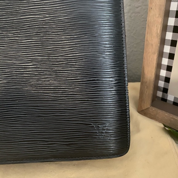 SOLD Auth Louis Vuitton Epi Riviera - Picture 3 of 12